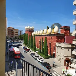 Enfrente Del Museo Dalí Figueras
